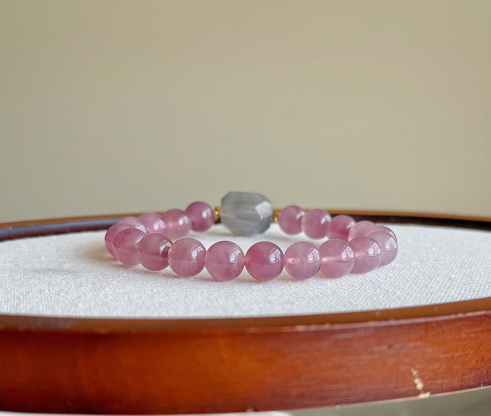 Natural Madagascar Rose Quartz Bracelet | 8.5mm Pink-Purple Gemstone Beads with Labradorite Centerpiece