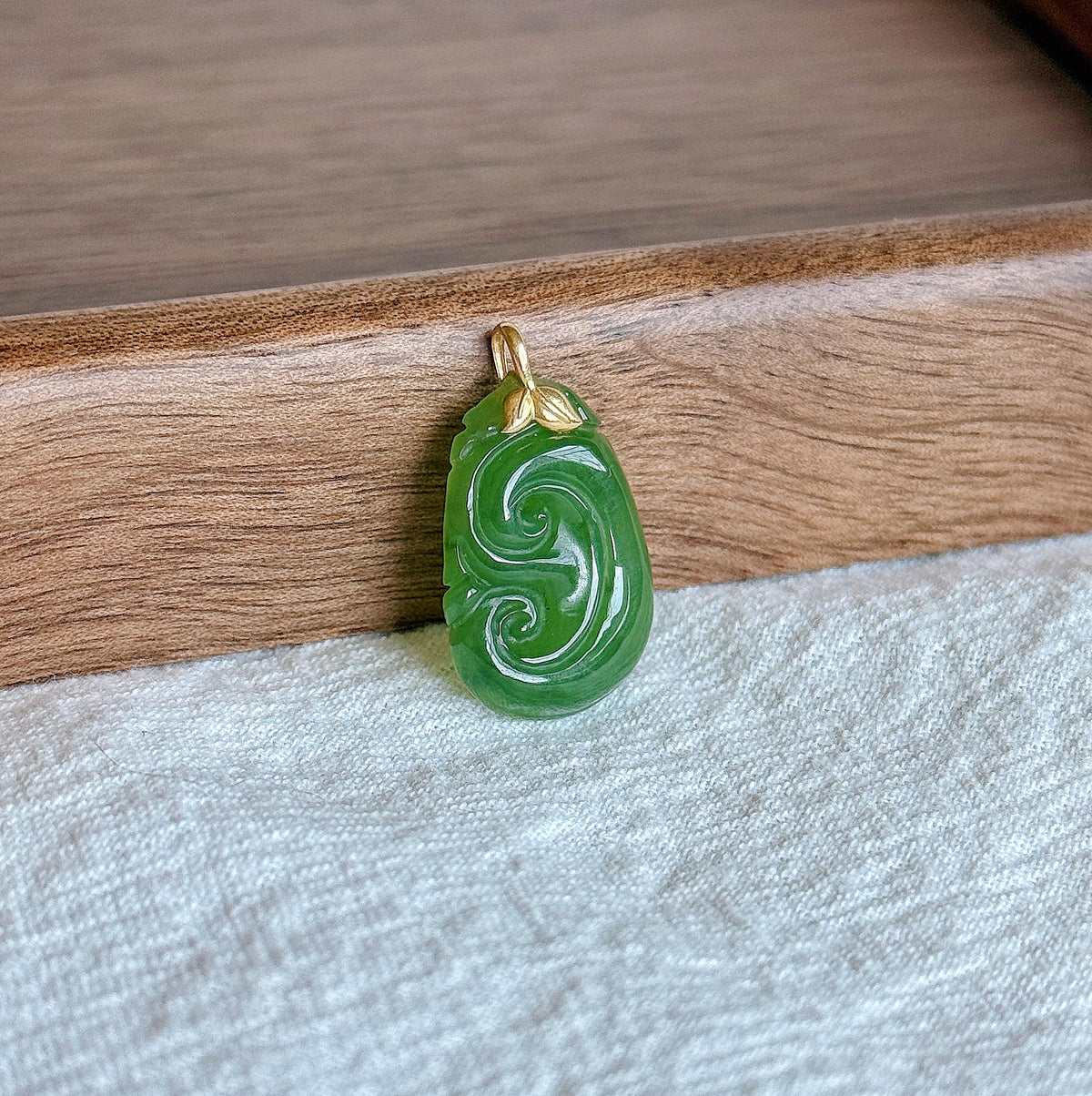 18K Gold Green Nephrite Jade Ruyi Pendant – Carved Jade Necklace | Certified Gemstone | Lucky Charm Gift